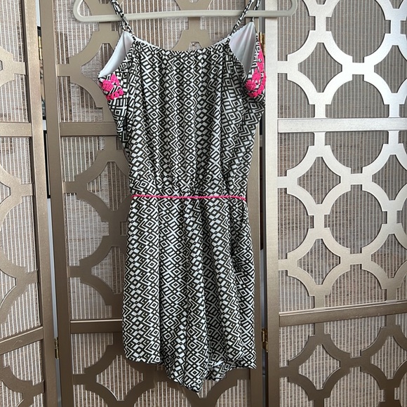 Geometric Print Romper - Picture 4 of 9